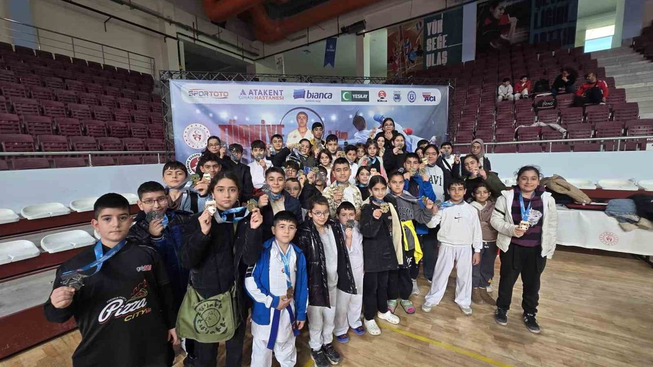 Elazığlı Karateciler Turnuvada 45 Madalya Kazandı