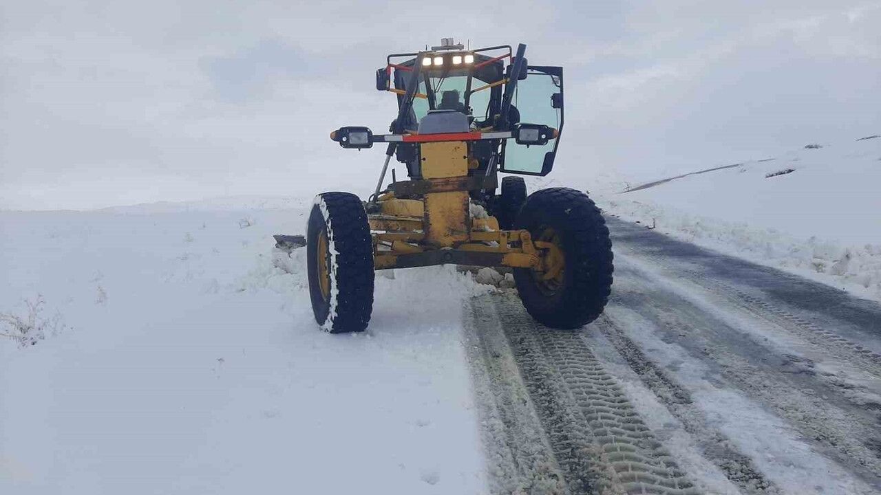 Eleşkirt’te Kar Yağışı Sonrası Yol Çalışmaları Tamamlandı