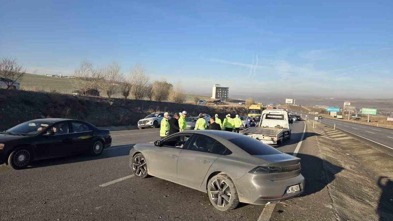 Elmadağ'da Zincirleme Trafik Kazası: 4 Yaralı