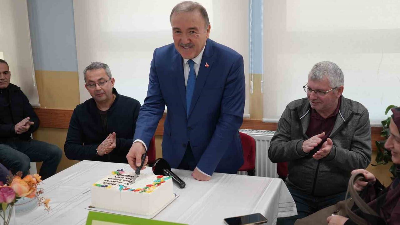 Emekli Okul Müdürü İlhami Yılmaz'a Duygu Dolu Veda Töreni