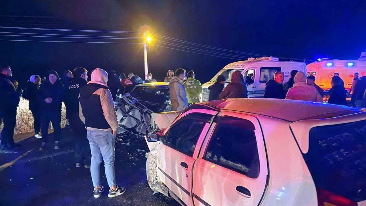 Emet'te İki Araç Çarpıştı: 4 Yaralı