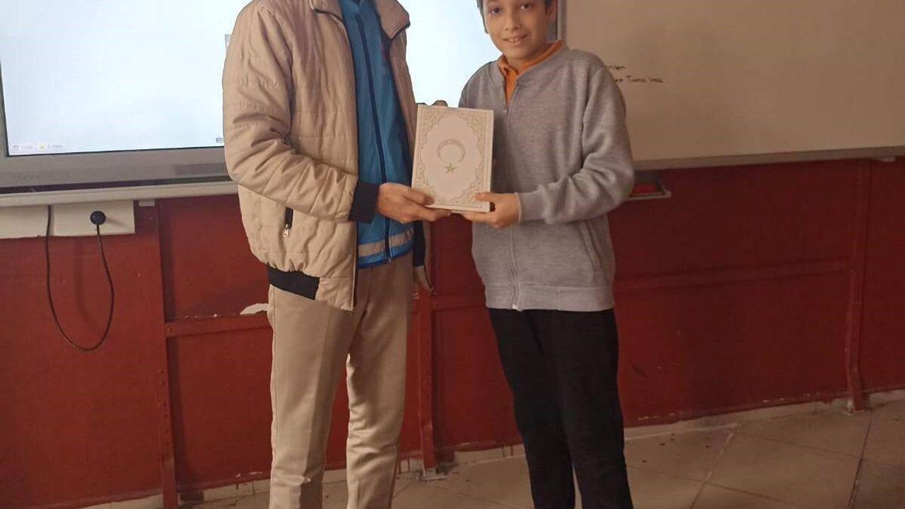Emet’te Öğrencilere Kur’an-ı Kerim Hediye Edildi