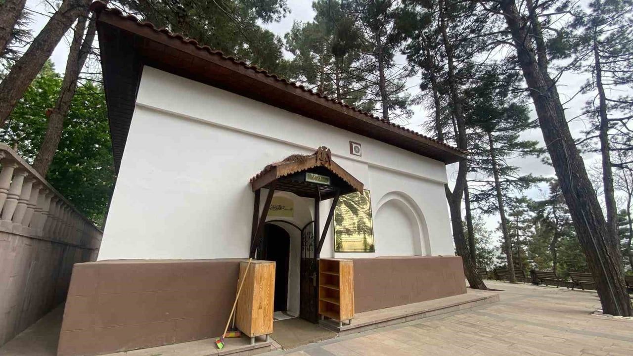 Emir Karatekin Bey'in Türbesi: Batı Karadeniz'in Fatihi Ziyaretçilerini Ağırlıyor