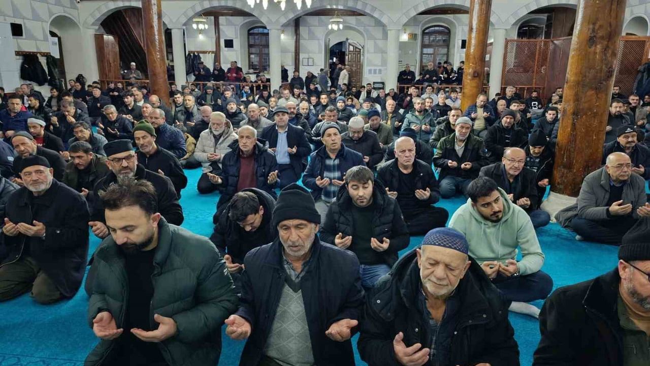 Emirdağ Çarşı Camii'nde Regaip Kandili Programı Düzenlendi