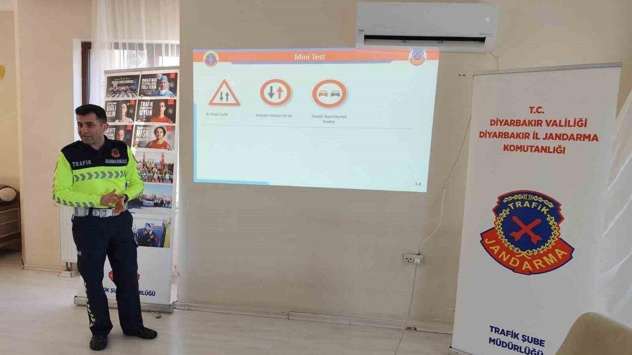 Emniyet Kemeri ve Trafik Güvenliği Eğitimi Diyarbakır'da Gerçekleştirildi