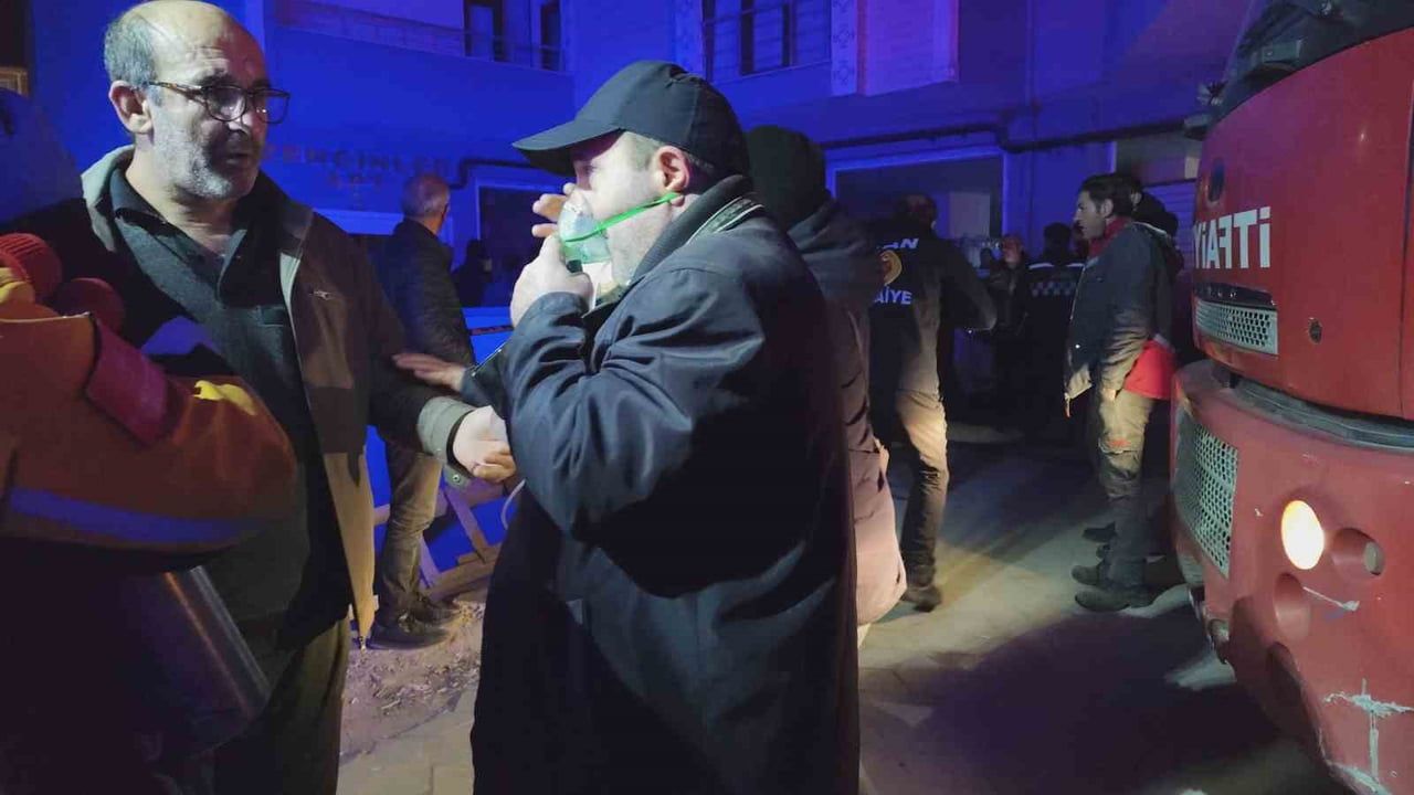 Erciş'te Apartman Yangını: 15 Kişi Hastaneye Kaldırıldı