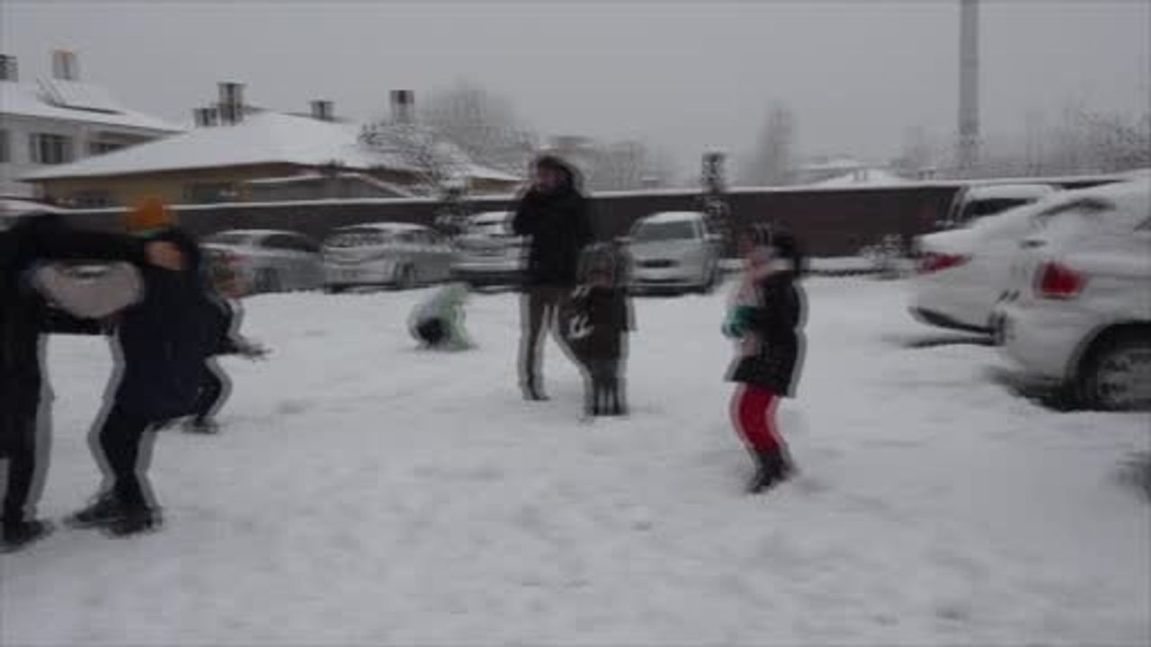 Erciş’te Kar Yağışı Coşkusu