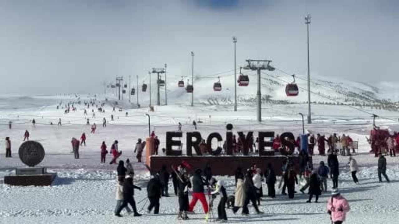 Erciyes Kayak Merkezi'nde Hafta Sonu Yoğunluk