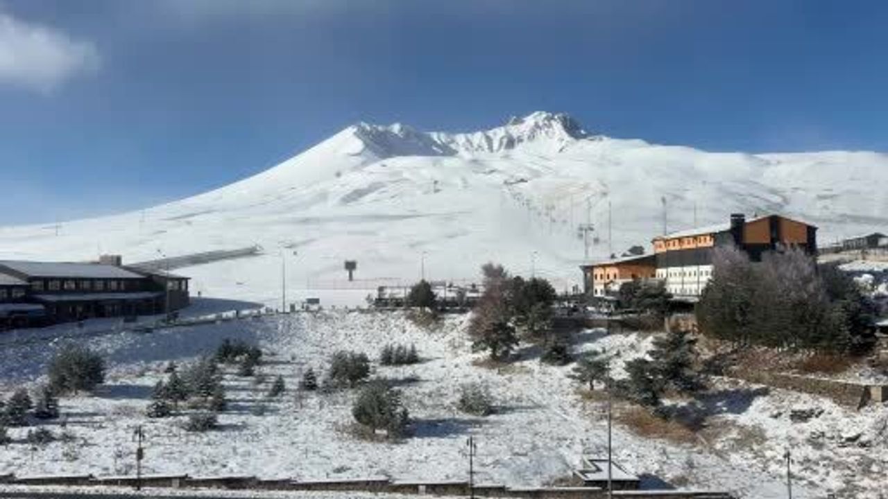 Erciyes Kayak Merkezi'nde Yapay Karlama İle Pistler Hazırlanıyor