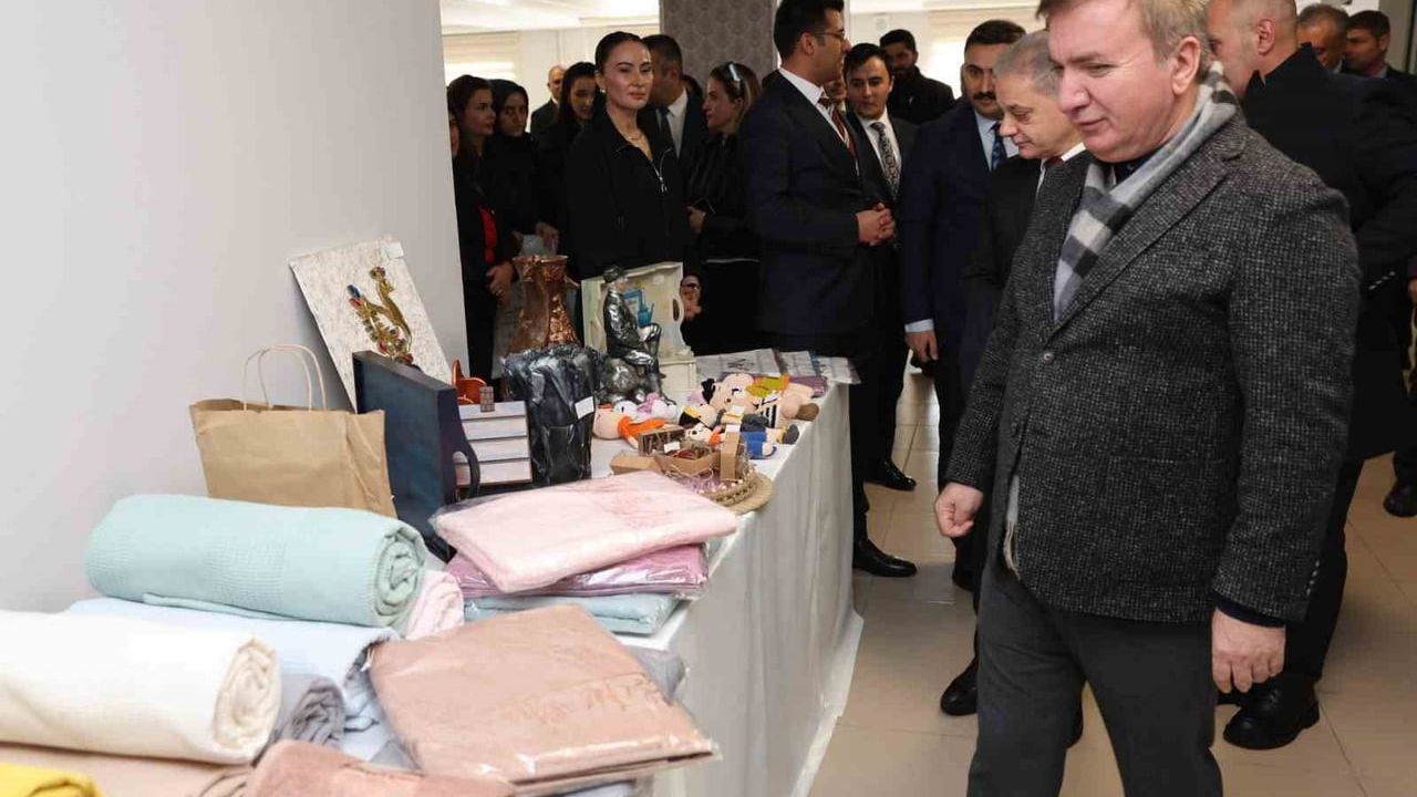 Erzincan'da Hükümlü Kadınların El Emeği Ürünleri Sergilendi