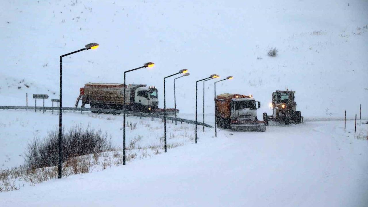 Erzincan'da Kar Yağışı Kentin Beyaz Gelinliği