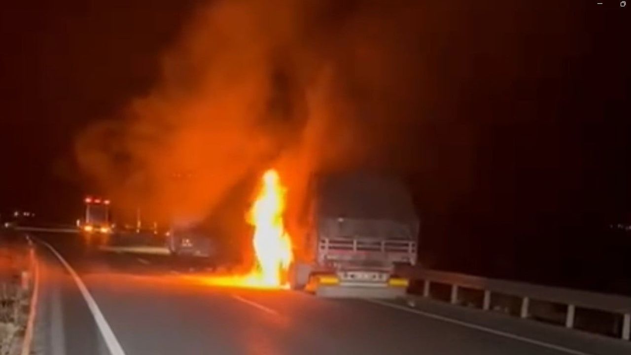 Erzincan'da Seyir Halindeki TIR'da Yangın Çıktı