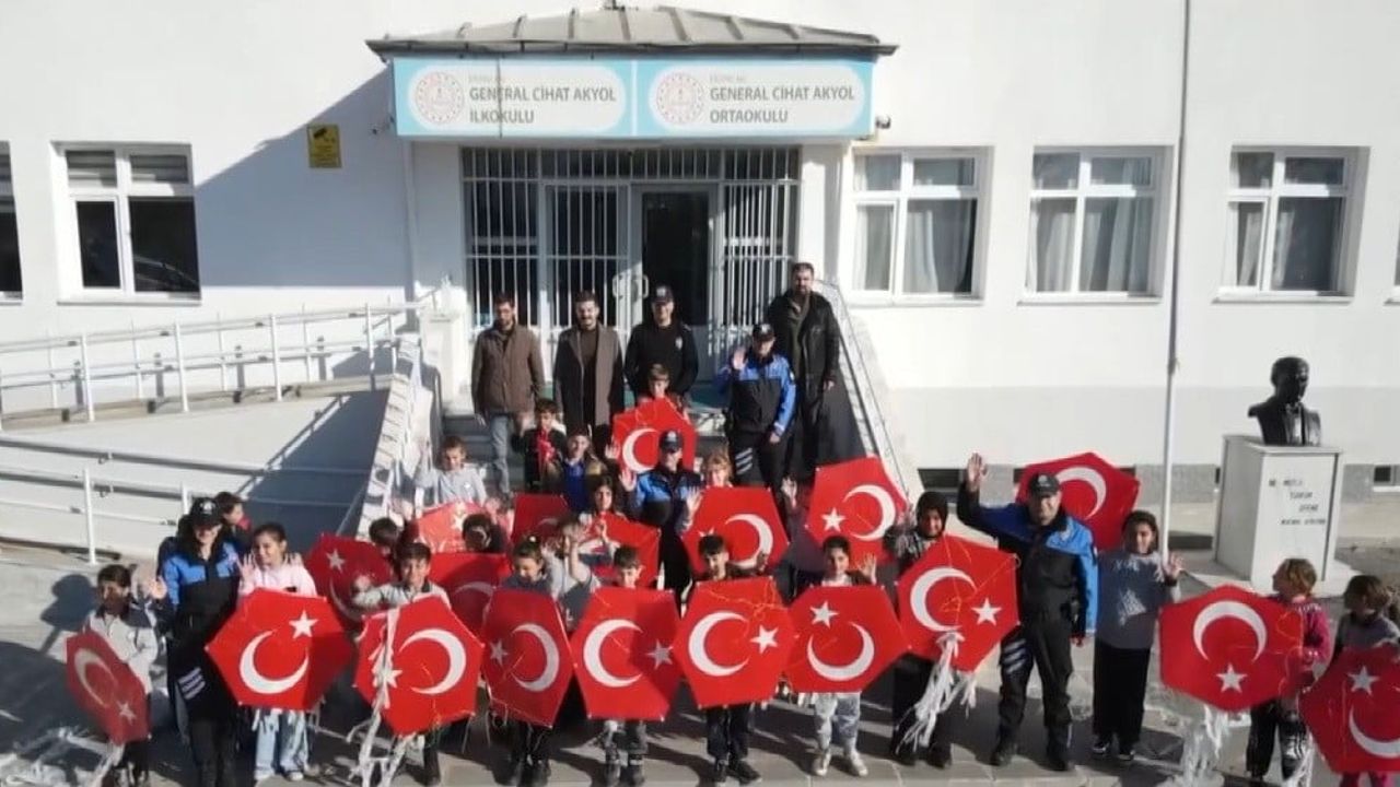 Erzincan'da Uçurtma Şenliği: Polisler ve Çocuklar Gökyüzünü Renklendirdi