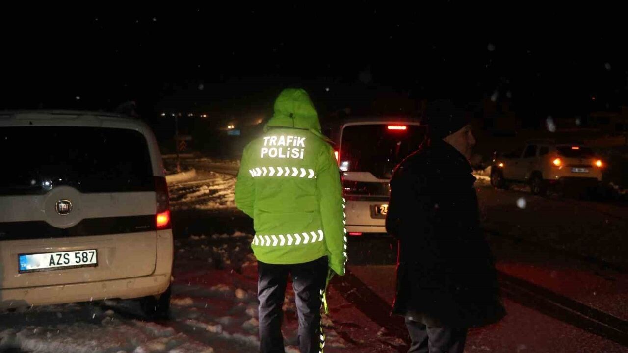 Erzincan'da Yoğun Kar ve Tipi Dolayısıyla Ana Yollar Kapandı