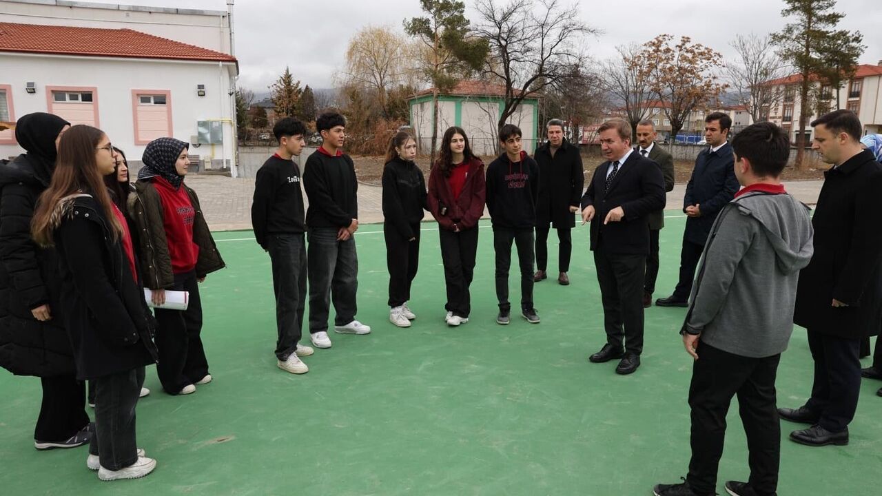 Erzincan Lisesi'nde Kauçuk Zeminli Spor Alanı İncelemesi