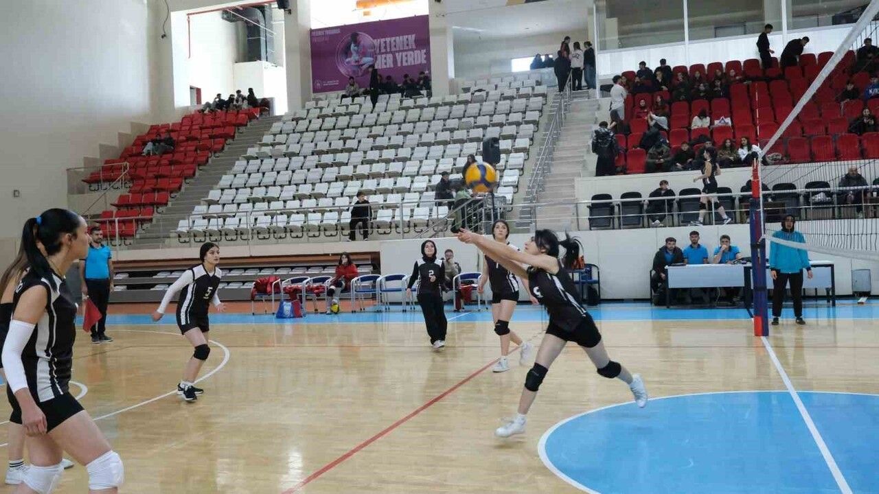 Erzincan Voleybol Gençler İl Birinciliği Finale Gidiyor