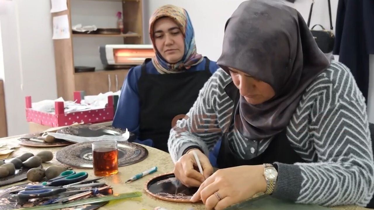 Erzincanlı Kadınlar Bakır İşlemeciliğini Yaşatıyor