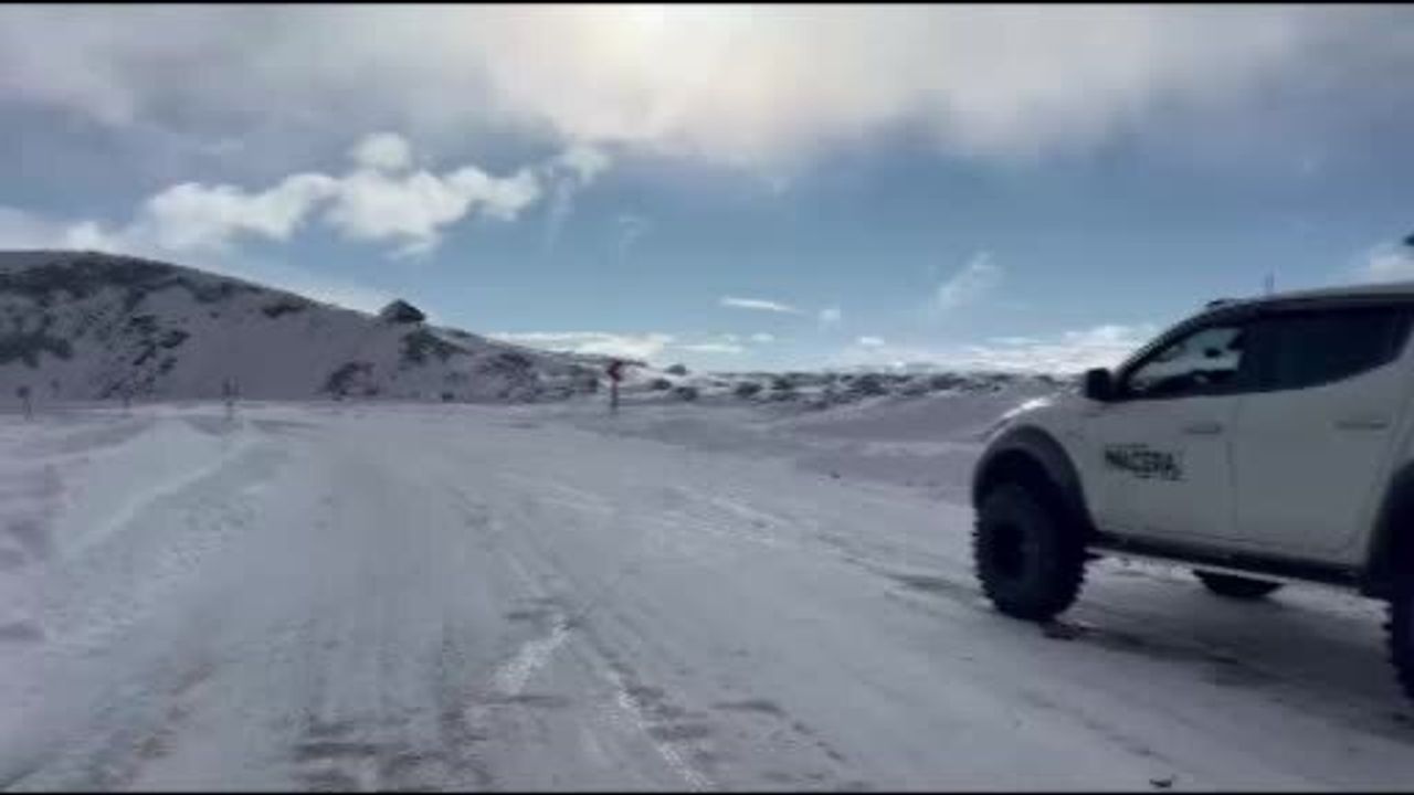 Erzurum'da Karda Mahsur Kalan Sürücüye Yardım