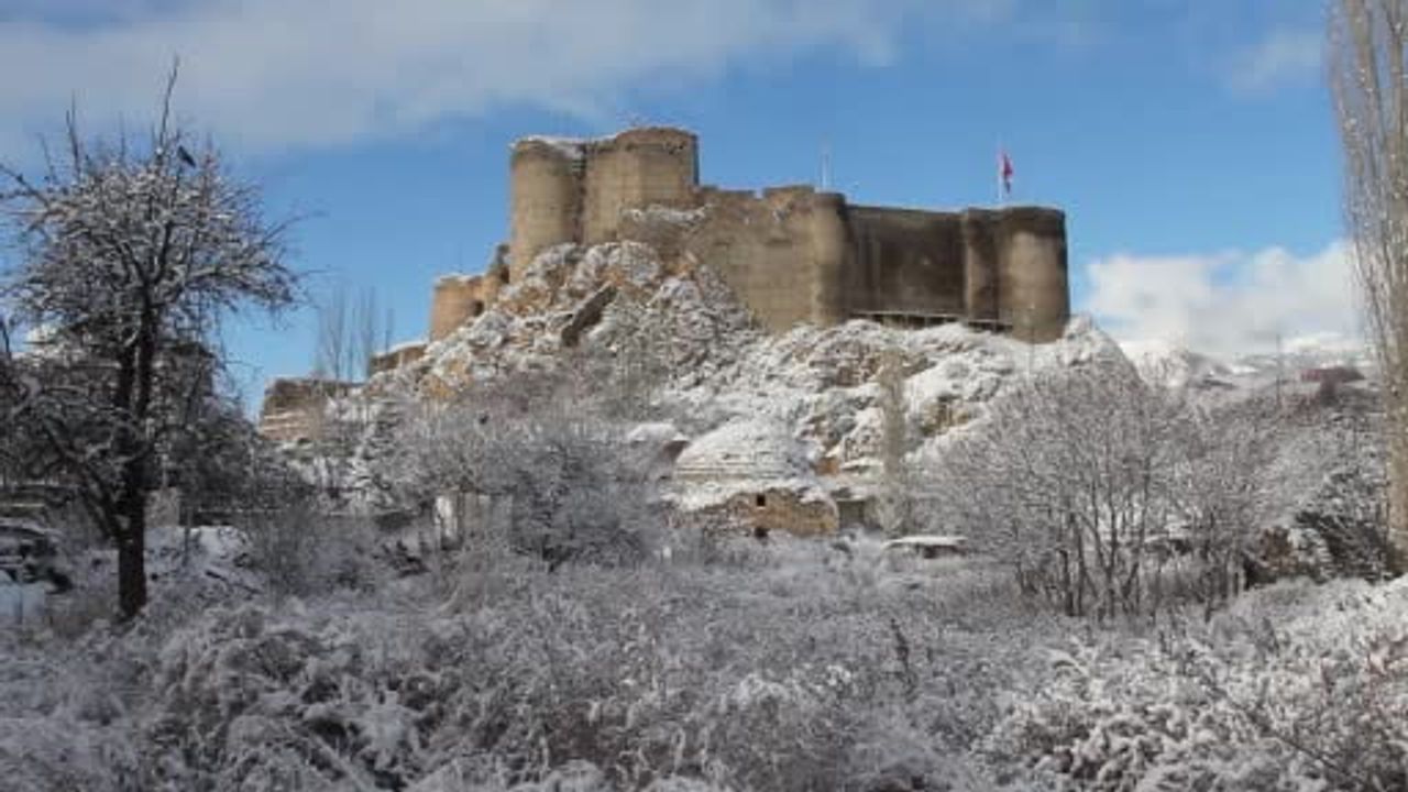 Erzurum'da Karla Mücadele: 35 Mahalle Yolu Açılamadı
