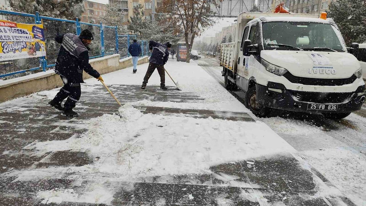 Erzurum'da Karla Mücadele Çalışmaları Devam Ediyor