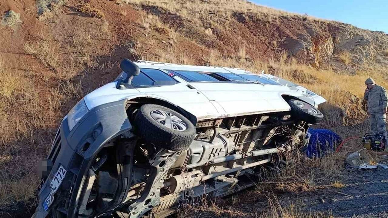 Erzurum'da Öğretmenleri Taşıyan Minibüs Devrildi