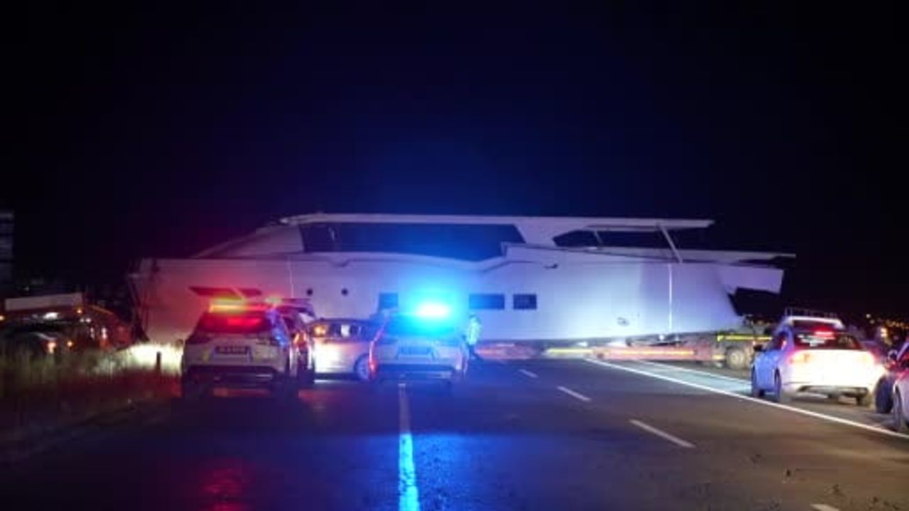Erzurum'da Yat Yüklü Tır Yol Kapattı