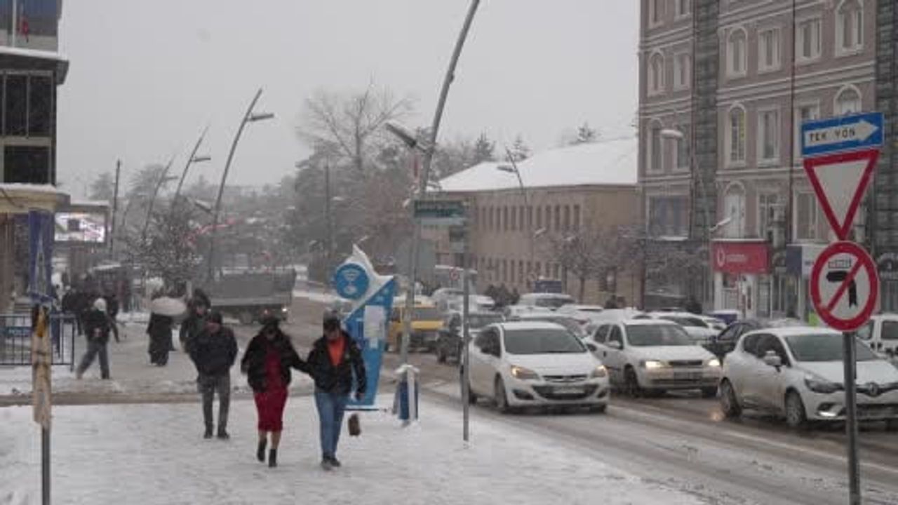 Erzurum'da Yoğun Kar Yağışı Hayatı Durma Noktasına Getirdi