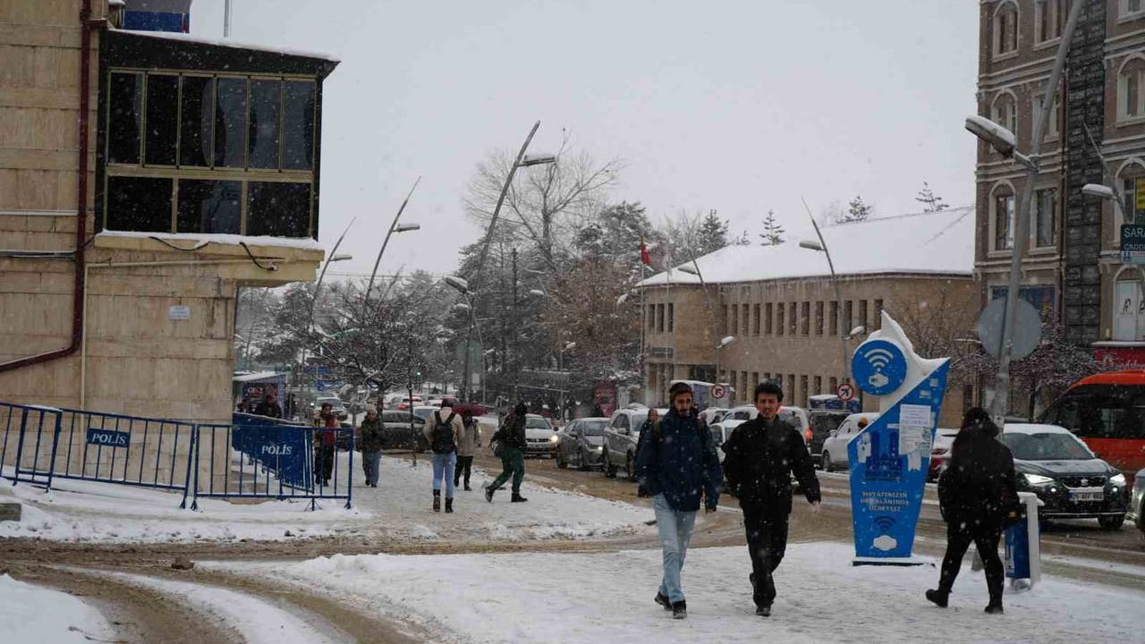 Erzurum'da Yoğun Kar Yağışı Hayatı Olumsuz Etkiledi