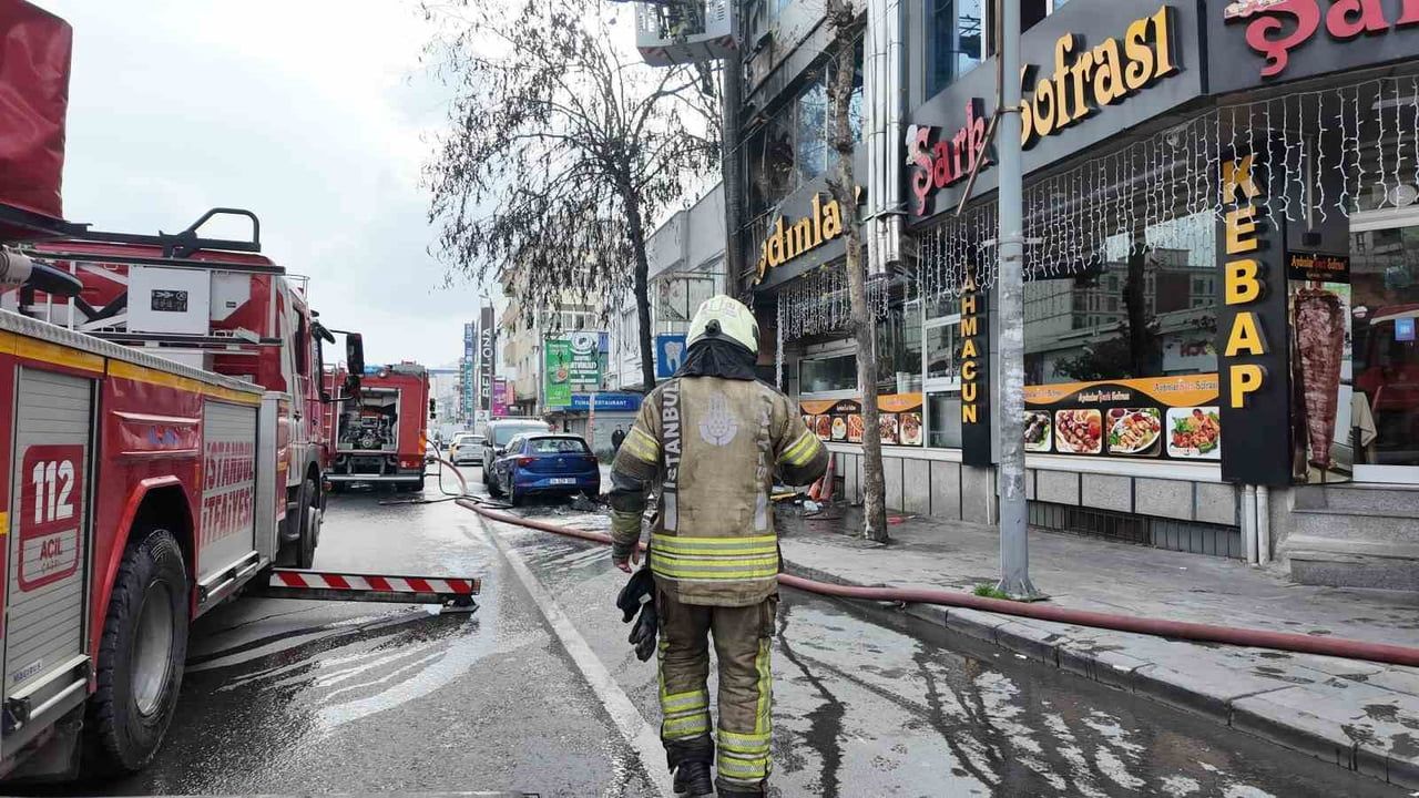 Esenyurt'ta 4 Katlı İş Hanında Yangın Çıktı