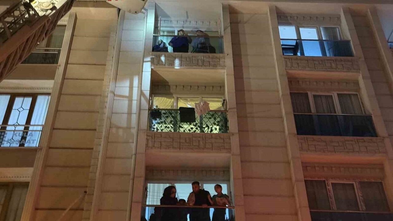 Esenyurt'ta 5 Katlı Binada Yangın Paniği Başladı