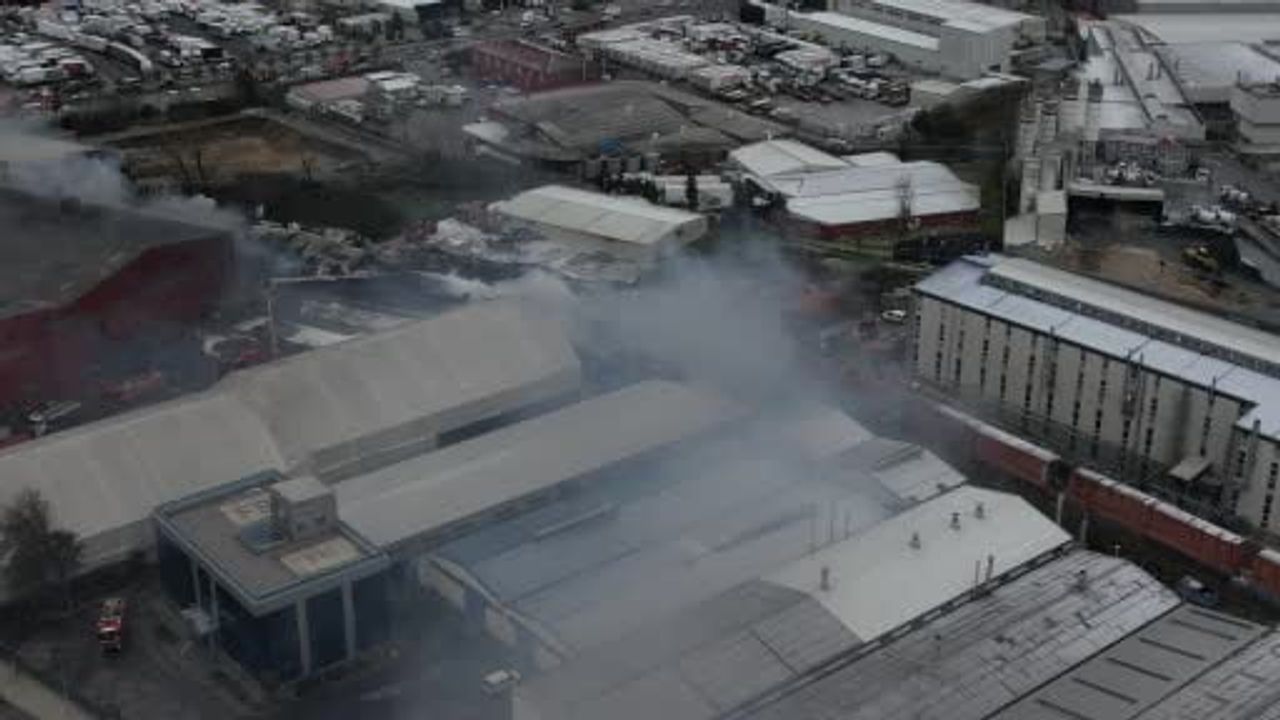 Esenyurt'ta Fabrika Yangını Devam Ediyor