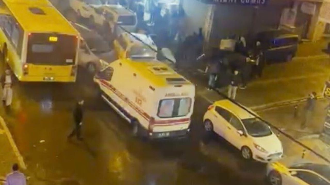 Esenyurt'ta Hafif Ticari Araç Çarpması: Güvenlik Kamerasında Anbean