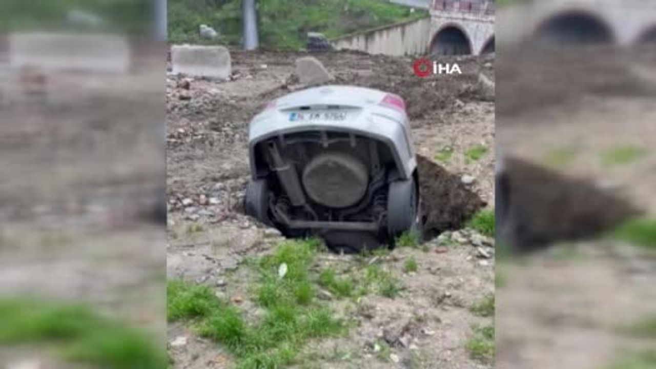 Esenyurt'ta Obruk Oluştu: Araç İçinde Kayboldu