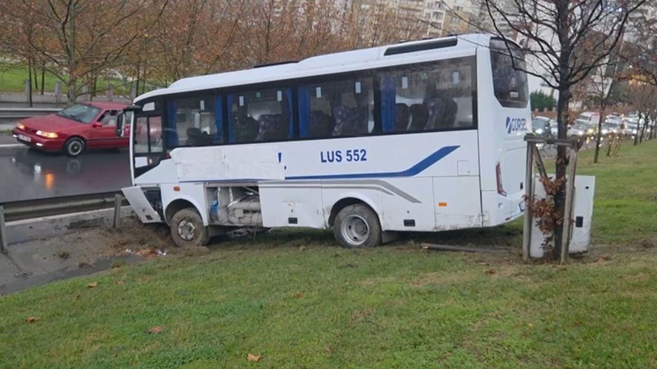 Esenyurt'ta Servis Minibüsü Bariyerleri Aşarak Uçtu