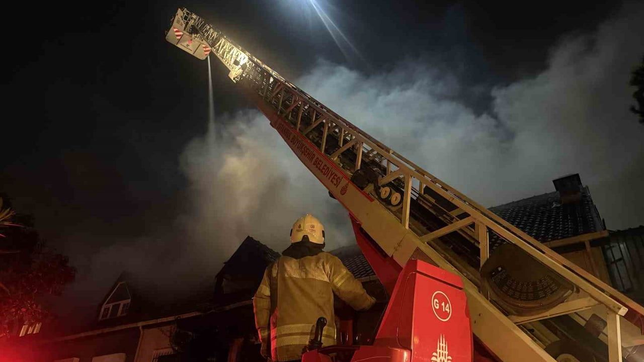 Esenyurt'ta Villa Yangını Bitişikteki Eve Sıçradı