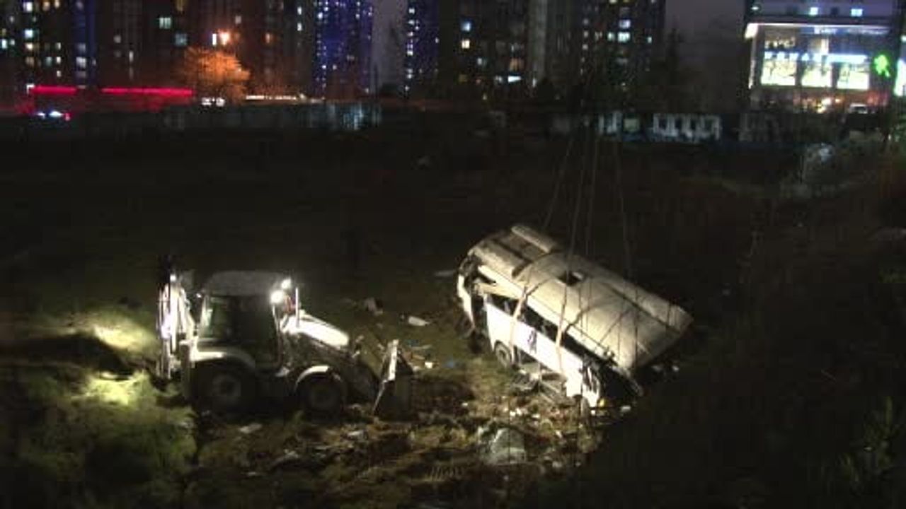 Esenyurt'taki Feci Kaza: 4 Ölü, Servis Minibüsü Kaldırıldı