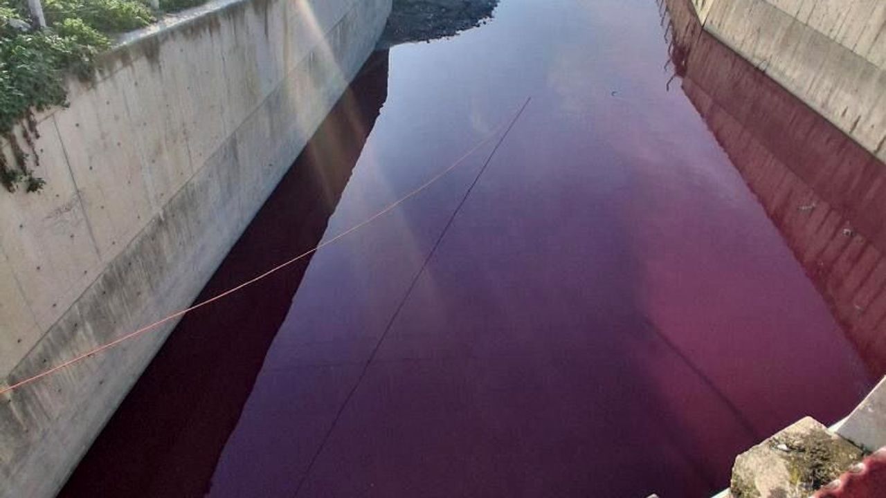 Esenyurt'taki Haramidere Kırmızı Renkte Akıyor