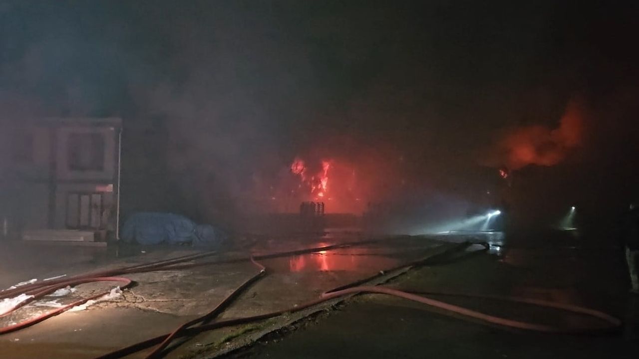 Esenyurt'taki Hırdavat Deposunda Korkutan Yangın