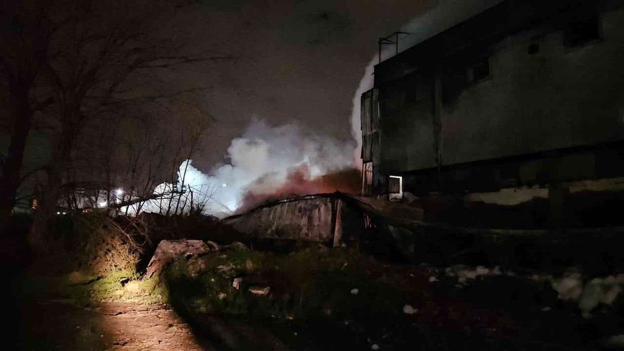 Esenyurt'taki Hırdavat Fabrikası Yangını Devam Ediyor