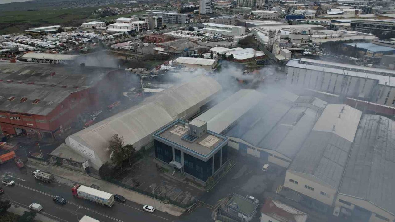 Esenyurt'taki Hırdavat Fabrikasında Yangın Devam Ediyor