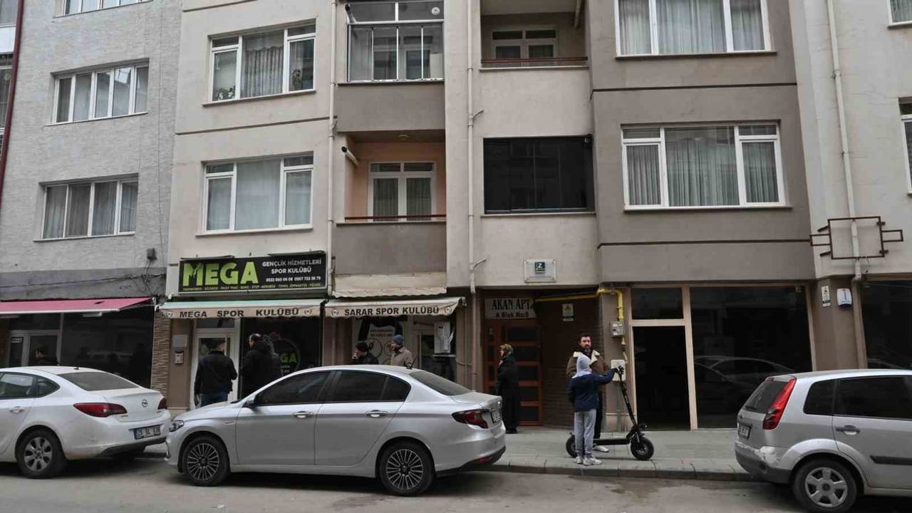 Eskişehir'de Bıçaklı Saldırı: Genç Hastaneye Kaldırıldı, Fail Aranıyor