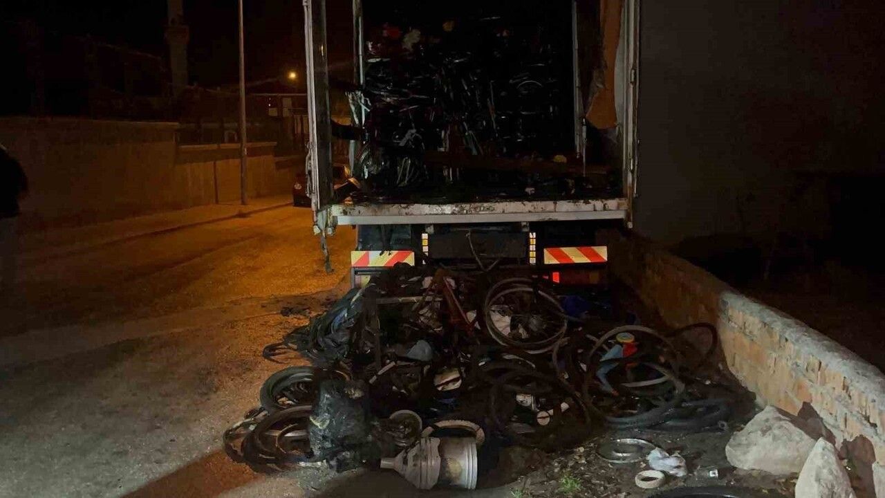 Eskişehir'de Bisiklet Yüklü Kamyonda Yangın Çıktı