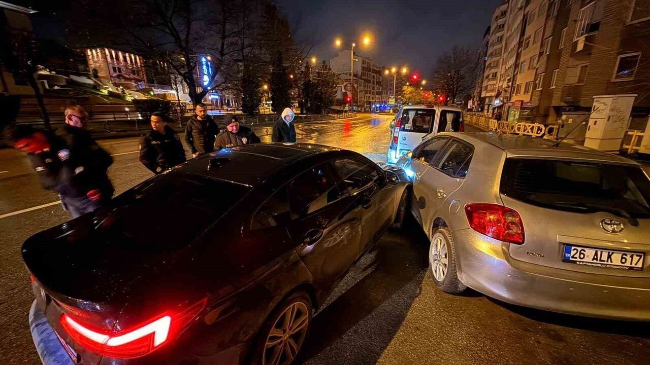 Eskişehir'de Direksiyon Başında Sızan Sürücü İtfaiye Tarafından Uyandırıldı