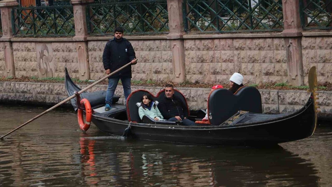 Eskişehir'de Dondurucu Soğuklarda Gondol Keyfi