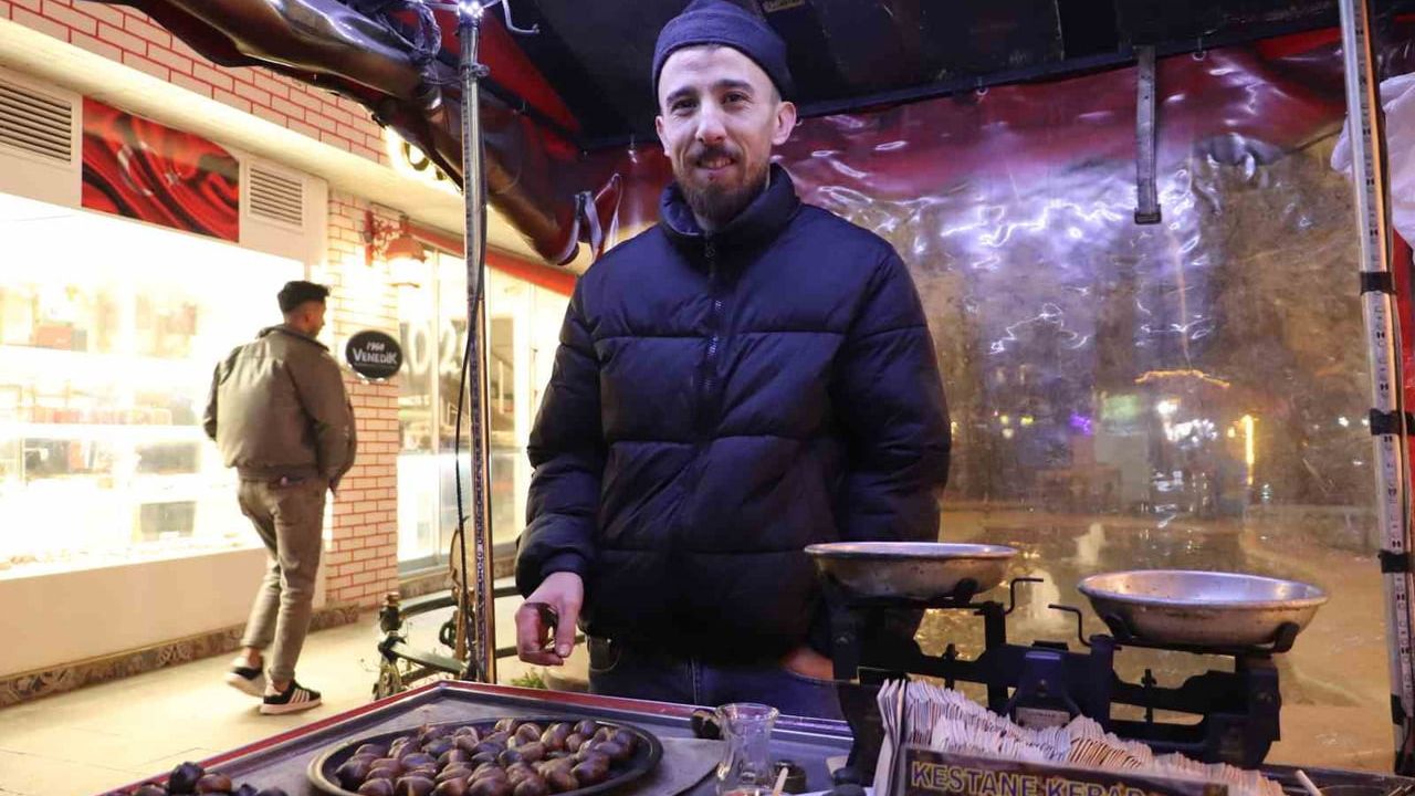 Eskişehir'de Dondurucu Soğukta Kestane Satışı