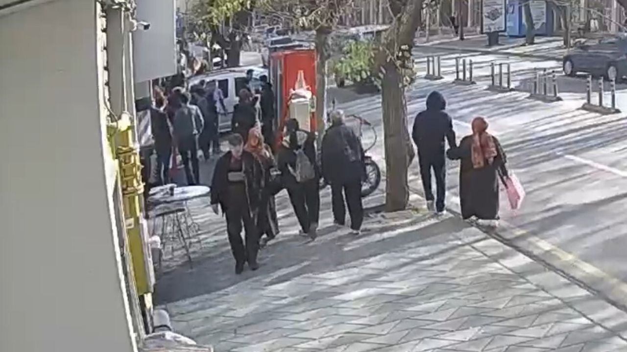 Eskişehir'de Kadınlar Arasında Kavga Kamerada