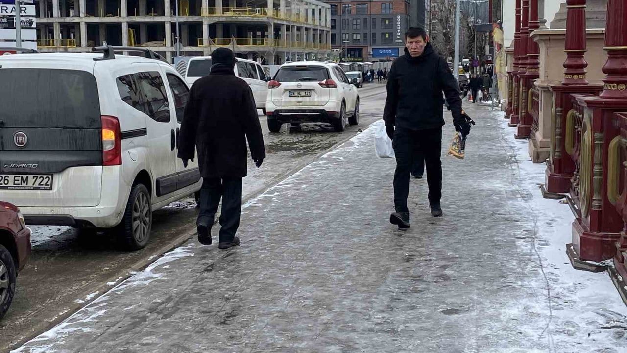 Eskişehir'de Kaldırımlar Buz Pistine Dönüştü
