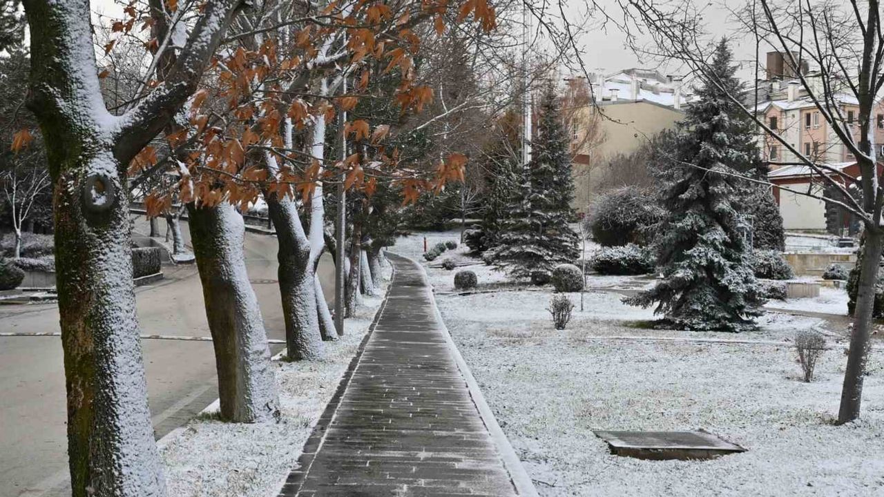 Eskişehir’de Kar Yağışı ile Şehrin Beyaza Bürünmesi