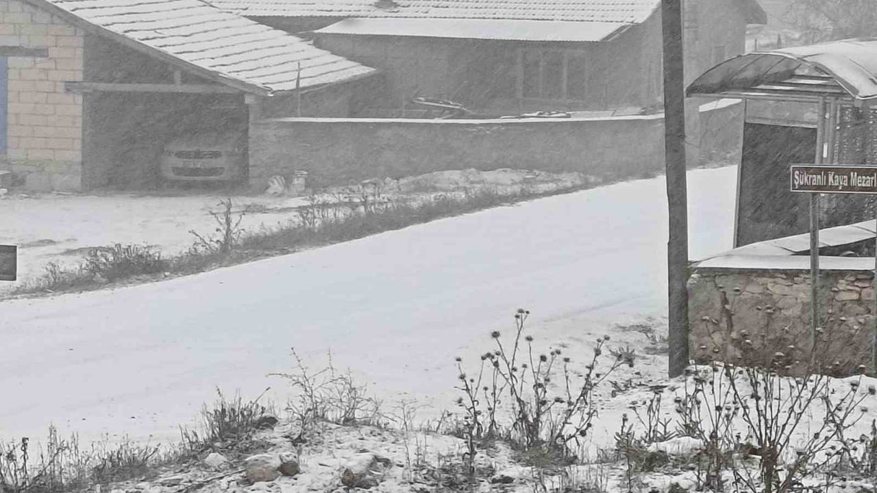 Eskişehir'de Kar Yağışı Şükranlı Mahallesini Beyaza Bürüdü