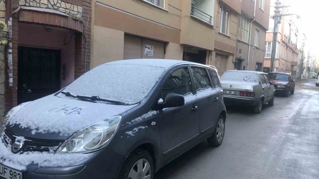 Eskişehir'de Kışın Etkileri: Kar Yağışı Araçları Kapladı